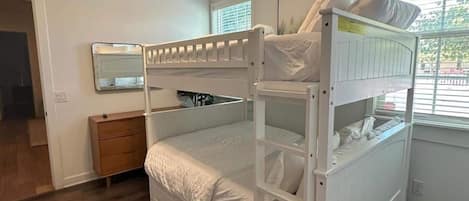 4 dormitorios, tabla de planchar con plancha, cuna de viaje