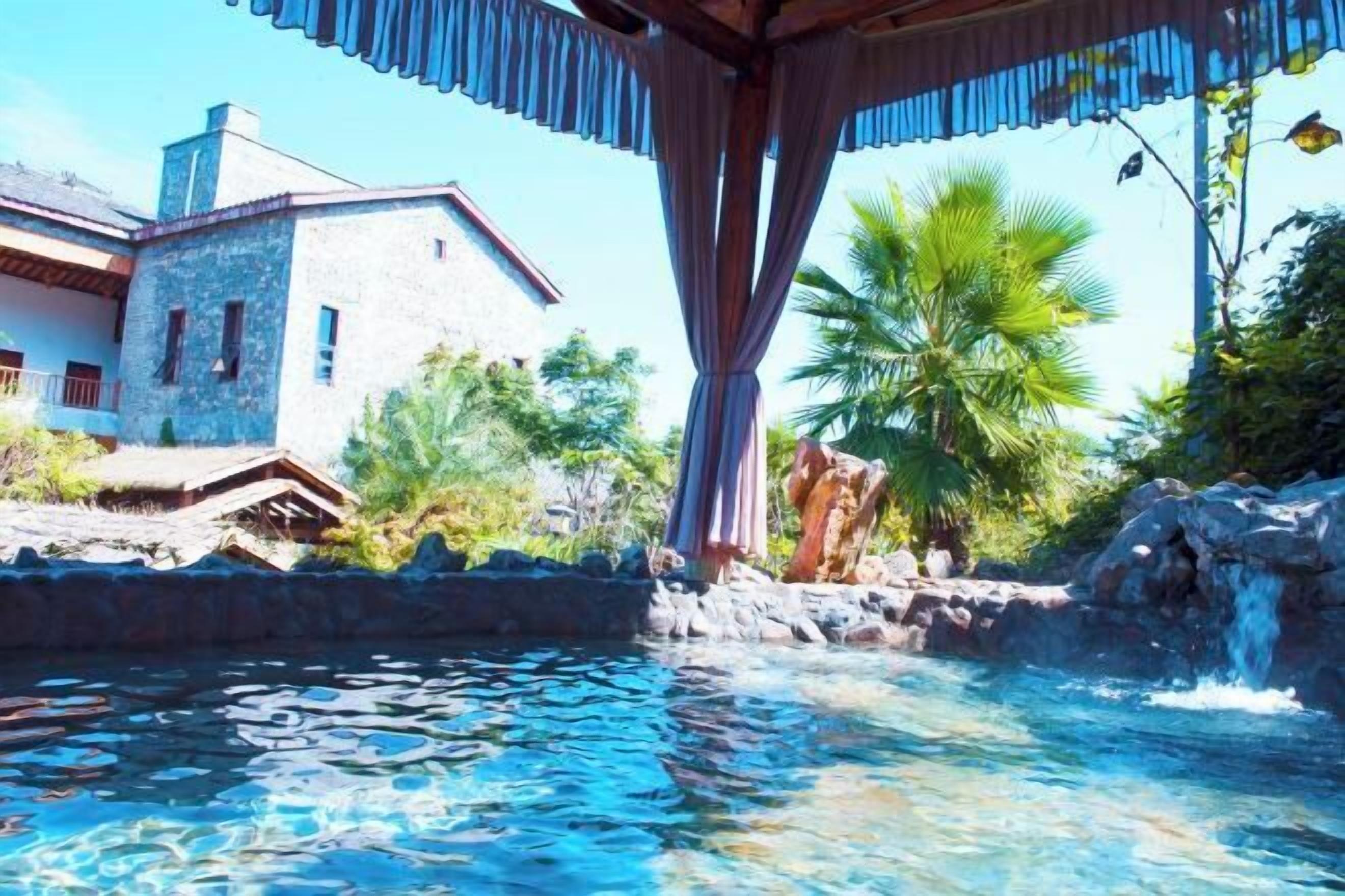 حمام سباحة خارجي