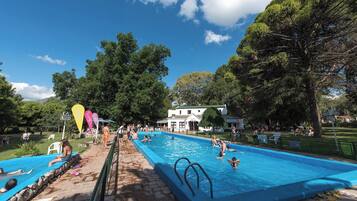 Piscina externa sazonal