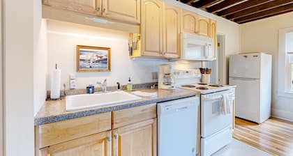 Dog-friendly bay view home - water views, dock access