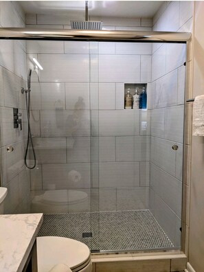 Duschwanne, Haartrockner, Handtücher, Seife