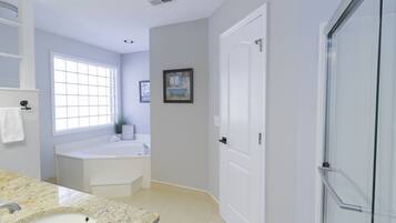 Combined shower/tub, jetted tub, hair dryer, towels