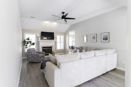 Oh, This is Nice!! Sleeps 9 people.