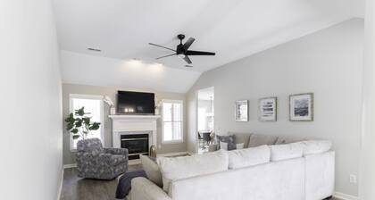 Oh, This is Nice!! Sleeps 9 people.