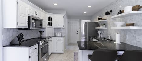 Geladeira, micro-ondas, fogão, cooktop