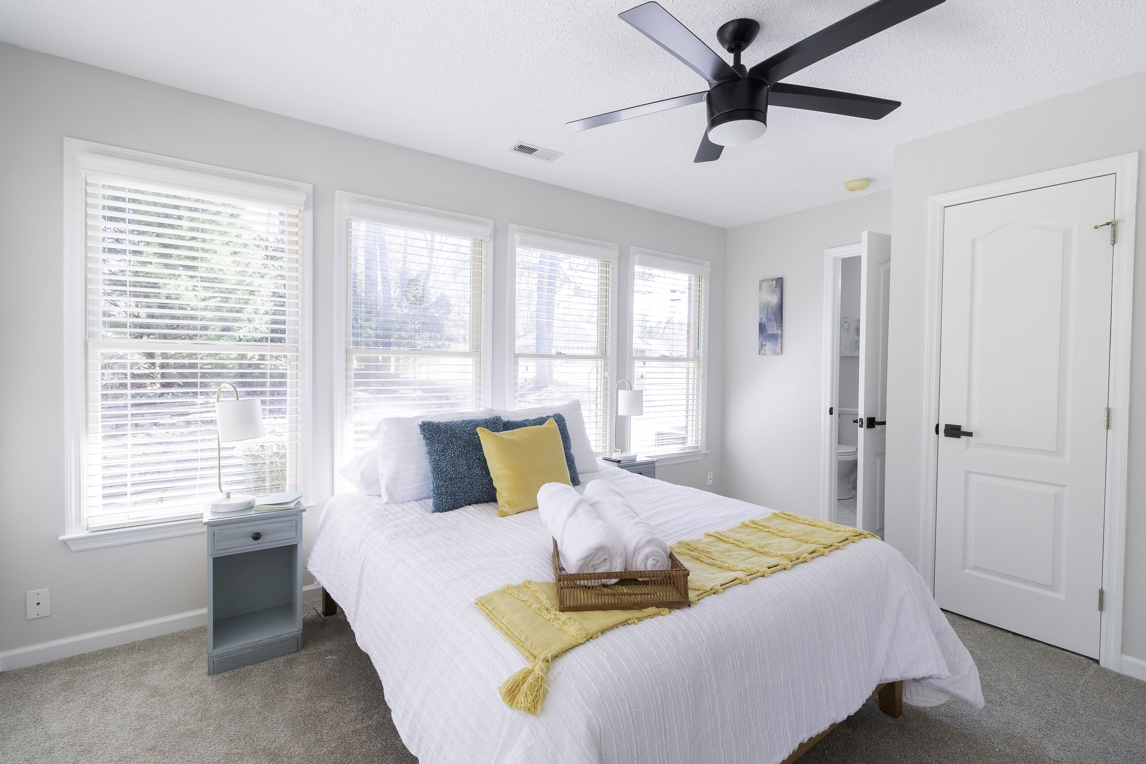 4 chambres, fer et planche à repasser, Wi-Fi gratuit, draps fournis