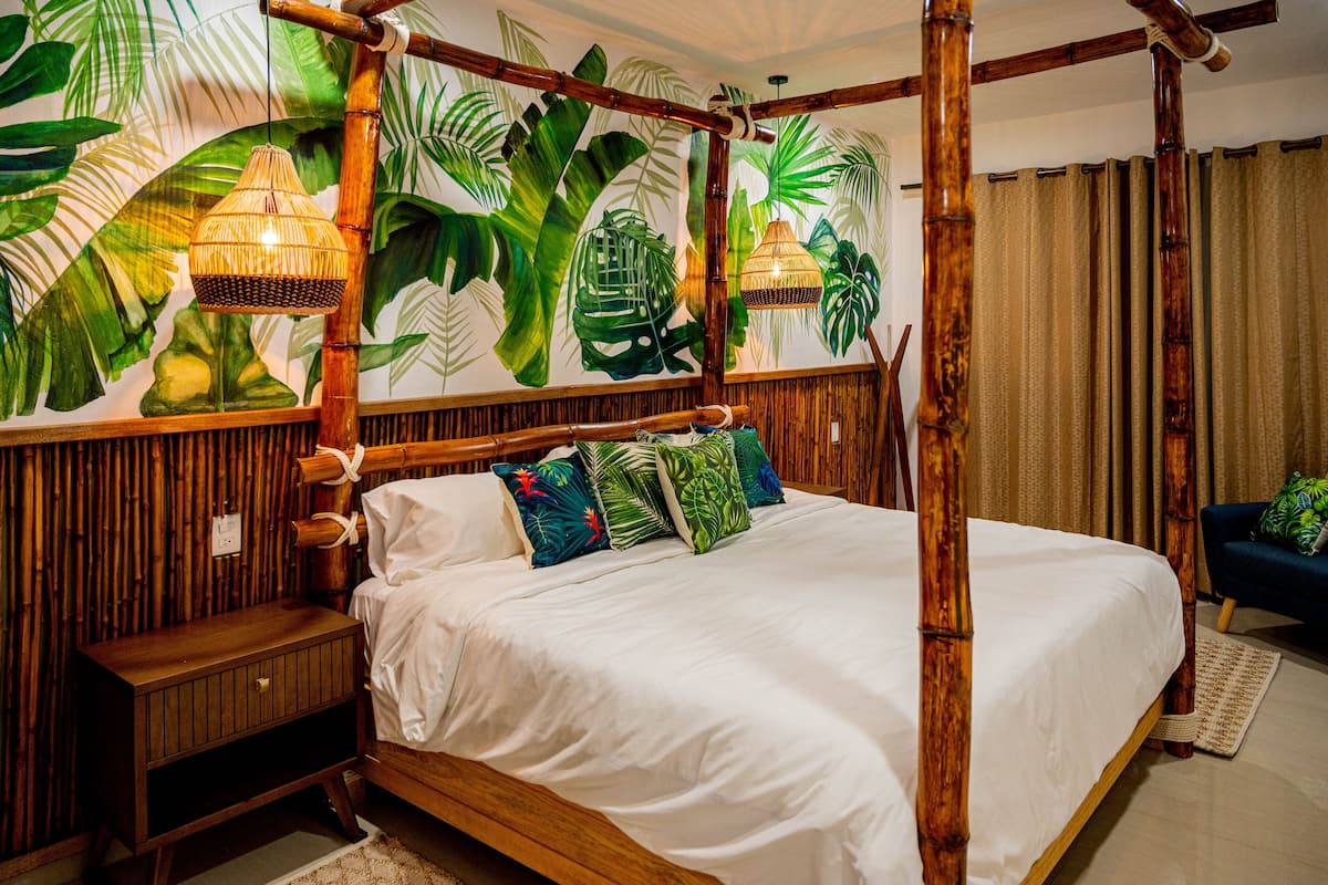 Kamar Deluks | Seprai premium, selimut bulu angsa, dan tempat tidur Tempur-Pendic