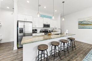 Dining tables - Steps from the Beach*Pool*Pier on Little Lagoon (Gulf Shores)