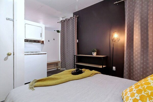 1 室のベッドルーム、デスク、アイロン / アイロン台、WiFi (無料)