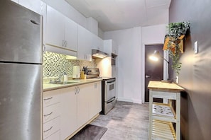 冷蔵庫、電子レンジ、オーブン、コンロ