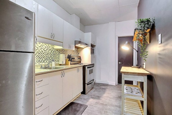 Køleskab, mikrobølgeovn, ovn, kogeplade