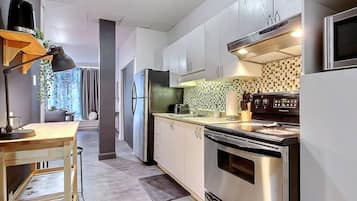 Frigorífico, microondas, horno y placa de cocina