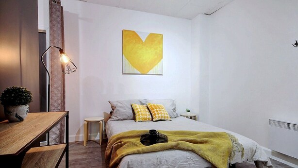 1 habitación, escritorio, tabla de planchar con plancha y wifi gratis 