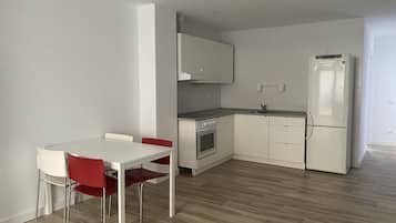 Réfrigérateur, plaque de cuisson, bouilloire électrique, grille-pain