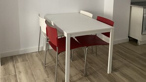 Et moderne køkken med en hvid bordplade og en indbygget ovn.