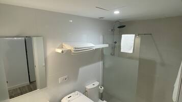 Douche, articles de toilette gratuits, sĂšche-cheveux