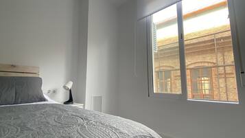 2 chambres, bureau, chambres insonorisées, fer et planche à repasser