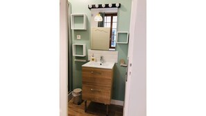 Dusche, Haartrockner, Handtücher, Toilettenpapier