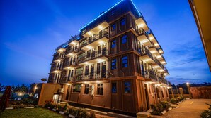 Un hotel de varios pisos con balcones y una fachada bien iluminada.