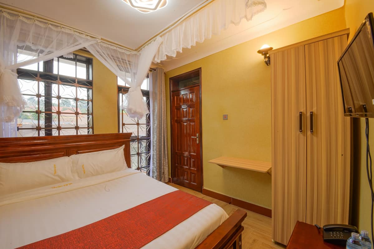 Kamar Double Deluks | Seprai premium, busa memori, Wi-Fi gratis, dan didekorasi berbeda-beda
