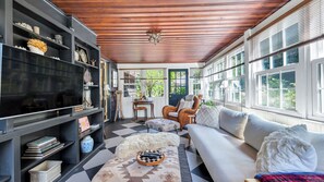 Smart TV, chimenea y estéreo 