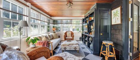 Smart TV, fireplace, stereo