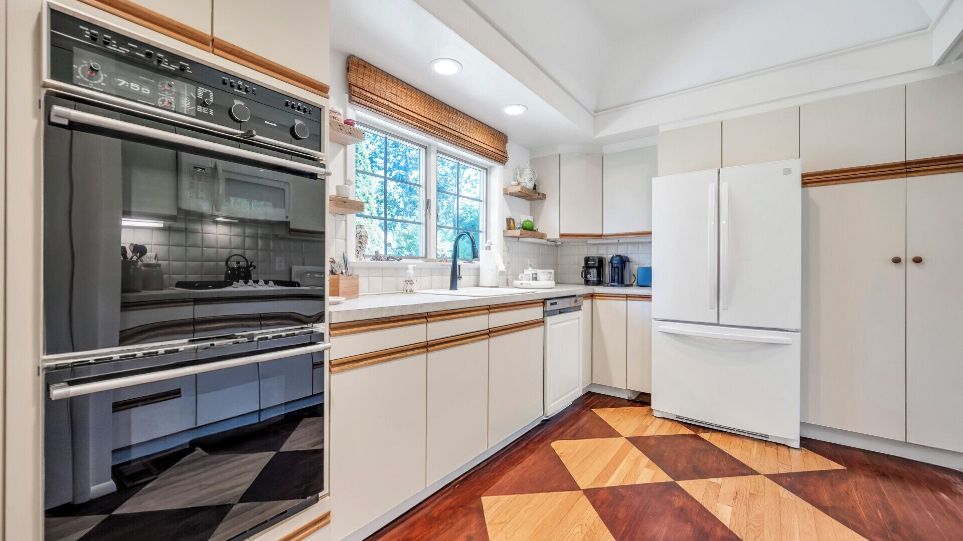 Microwave, oven, stovetop, coffee/tea maker