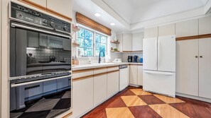 Microwave, oven, stovetop, coffee/tea maker