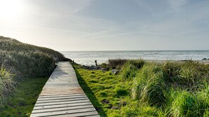A wooden boardwalk leading to a beach with grassy areas and a clear view of the ocean. - Beach House @ Spirit Cove- Beach Path & SPA (Gold Beach)
