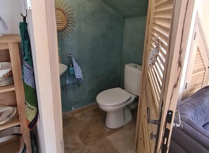 Douche, sèche-cheveux, serviettes fournies, savon