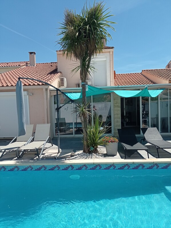 Piscina a l'aire lliure i piscina climatitzada 