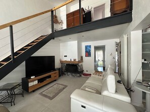 Televisie en een open haard