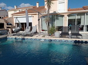 Piscina a l'aire lliure i piscina climatitzada 