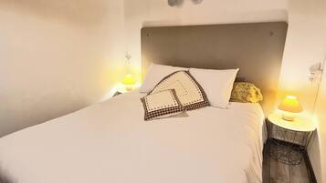 2 slaapkamers, een bureau, een strijkplank/strijkijzer, reisbedje