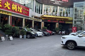 Free self parking - Minhang Hotel (Enshi City)