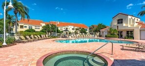 Alberca al aire libre y alberca climatizada