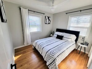 4 bedrooms, iron/ironing board, free WiFi, bed sheets - Clean & Comfortable 4BR/2Bath w/King Suite located in Lexington, KY (Lexington)