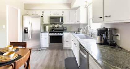 Clean & Comfortable 4BR/2Bath w/King Suite located in Lexington, KY