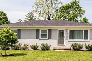 Exterior - Clean & Comfortable 4BR/2Bath w/King Suite located in Lexington, KY (Lexington)