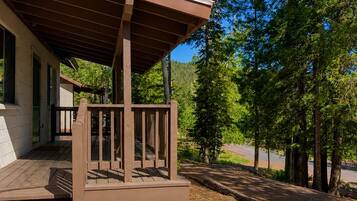 Family Cabin #1, 2 Bedrooms, 2 Queen Beds | Een kluis op de kamer, geluiddichte muren, gratis wifi, beddengoed