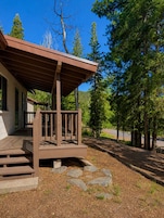 Family Cabin #1, 2 Bedrooms, 2 Queen Beds | Cofres nos quartos, quartos à prova de som, Wi-Fi de cortesia