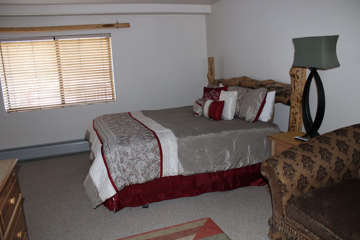 1 bedroom, in-room safe, free WiFi, bed sheets