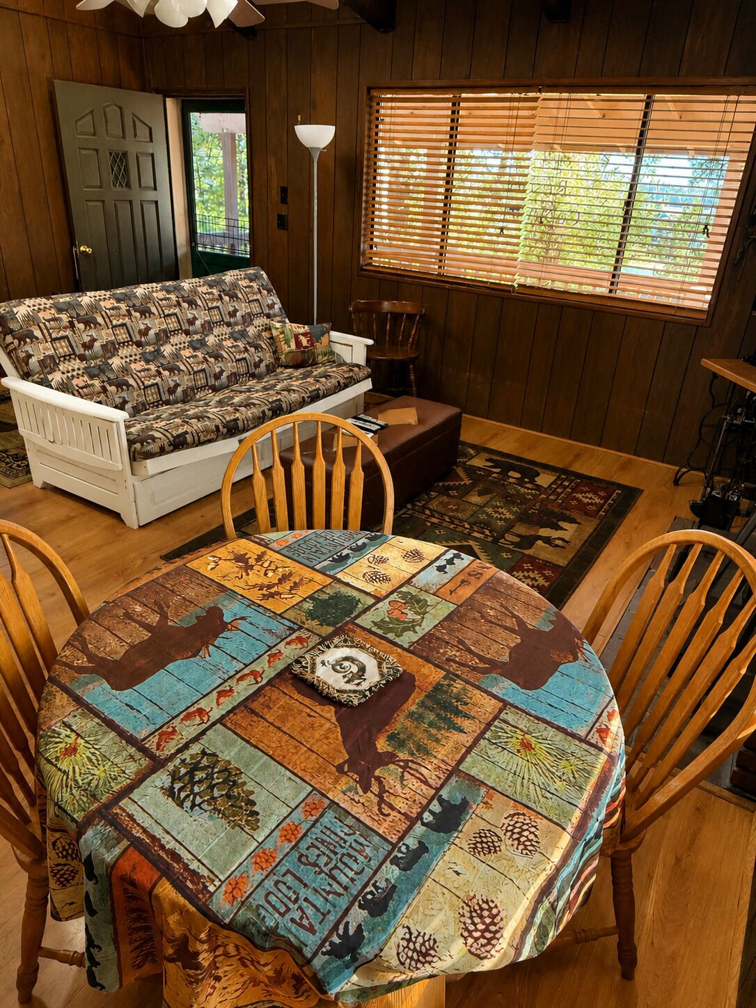 Family Cabin #1, 2 Bedrooms, 2 Queen Beds | Een kluis op de kamer, geluiddichte muren, gratis wifi, beddengoed