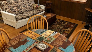 Family Cabin #1, 2 Bedrooms, 2 Queen Beds | Een kluis op de kamer, geluiddichte muren, gratis wifi, beddengoed