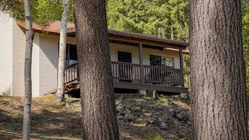 Family Cabin #1, 2 Bedrooms, 2 Queen Beds | Coffre-fort, système d’insonorisation, accès au Wi-Fi (inclus)