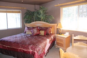 Room 305, Lion King Room ,1 King Bed | Caja de seguridad en la habitación, insonorización y wifi gratis 