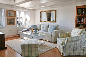 Fernseher, DVD-Player, Bücher, Stereoanlage