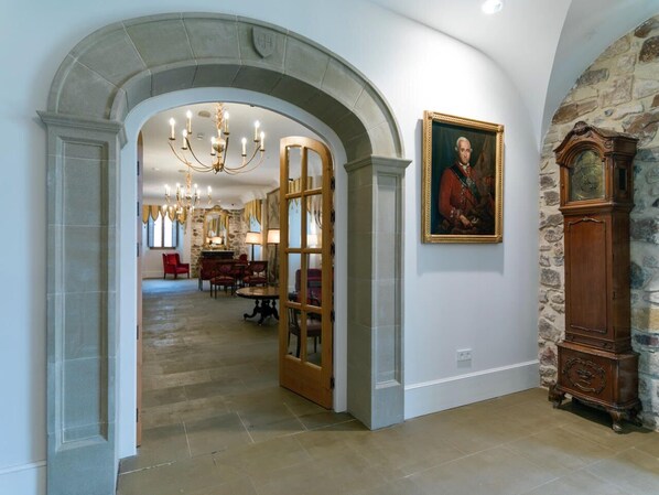 Een 30-inch flatscreentelevisie met digitale zenders en televisie