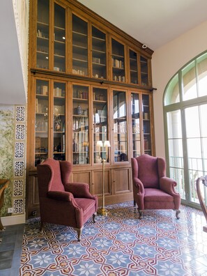 Exclusive-Studiosuite | Wohnbereich | 30-Zoll-Flachbildfernseher mit Digitalempfang, Fernseher, Netflix