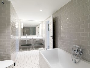 Exclusive Studio Suite | Bathroom | Free toiletries, hair dryer, bathrobes, slippers - Hospedium Hotel La Lozana (Used)